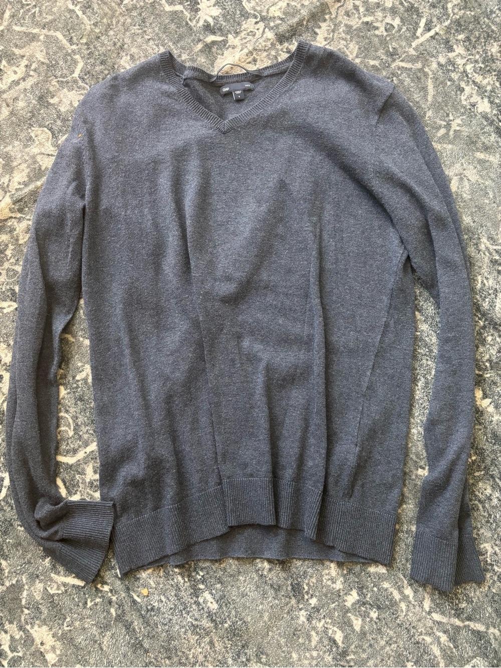 GAP Men's V-Neck Sweater in Heather Charcoal